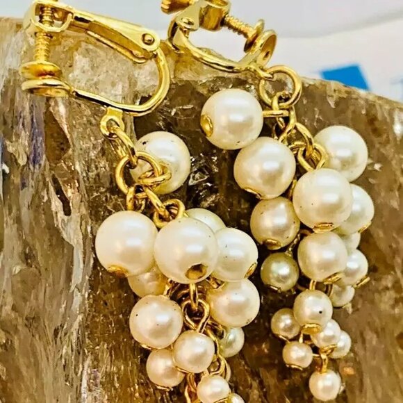 Vintage Faux Pearl/Gold Tone Grape Cluster Dangle Clip-on Screw Back Earrings - Picture 2 of 6